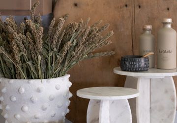 Shelf Styling for Collected Homes: Balancing Books, Vessels, and Decorative Objects